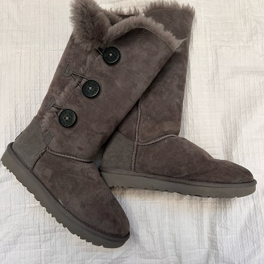 Tall Grey UGG Bailey Button Boots Womens Sheepskin Sherpa Great condition Sz 7